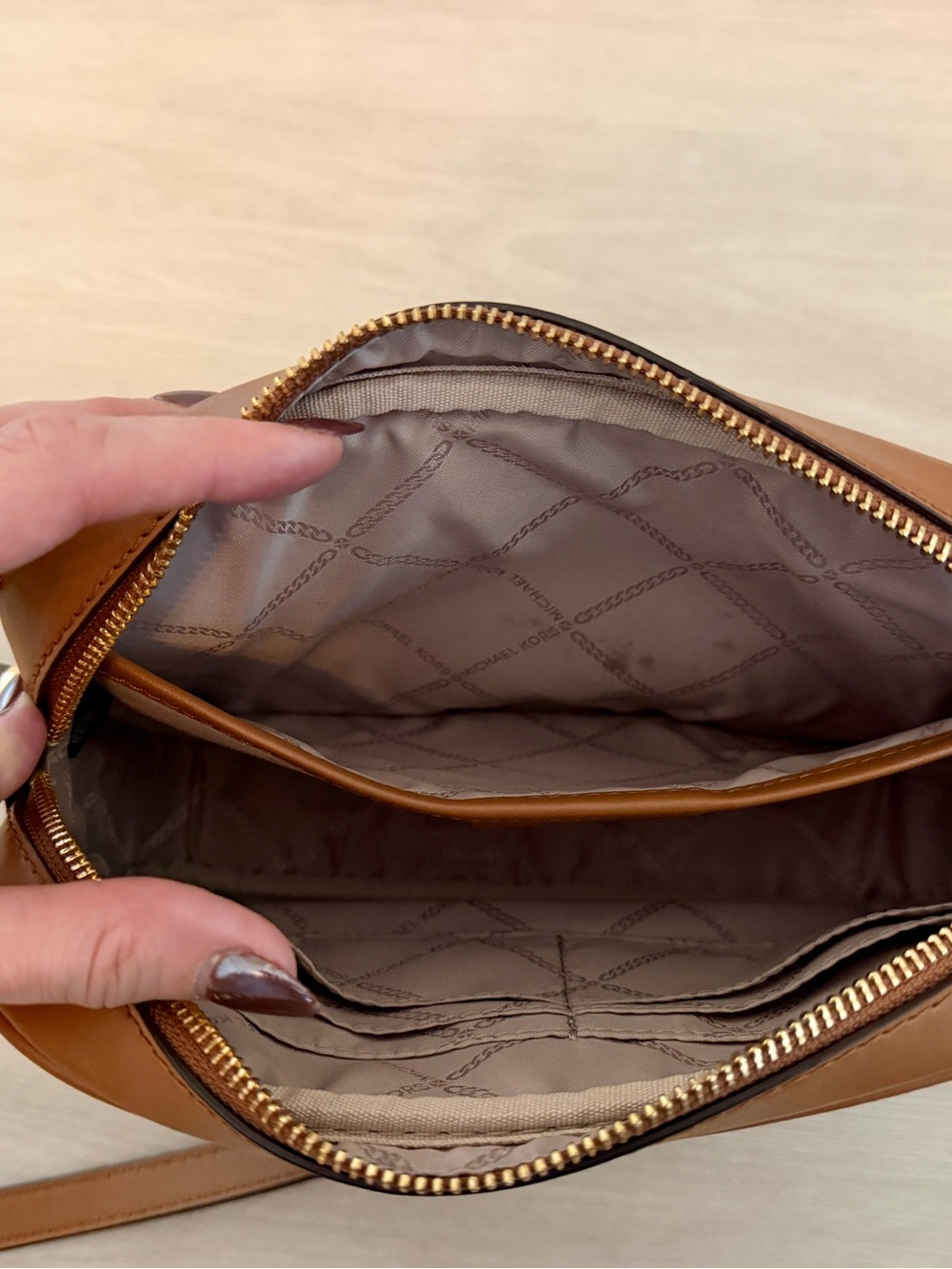 MICHAEL KORS Limited Edition Brown Jet Set with Charm Star-Print Crossbody - Picture 8 of 9